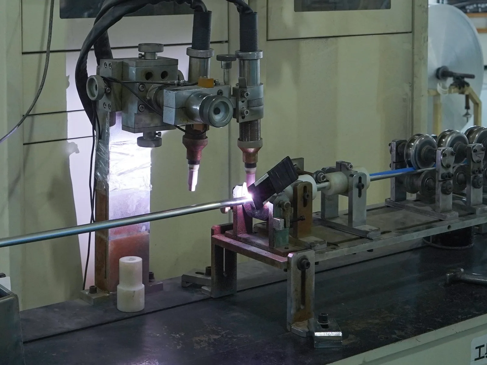 Aluminium core being butt-welded into a continuous seam on the multilayer pipe production line
