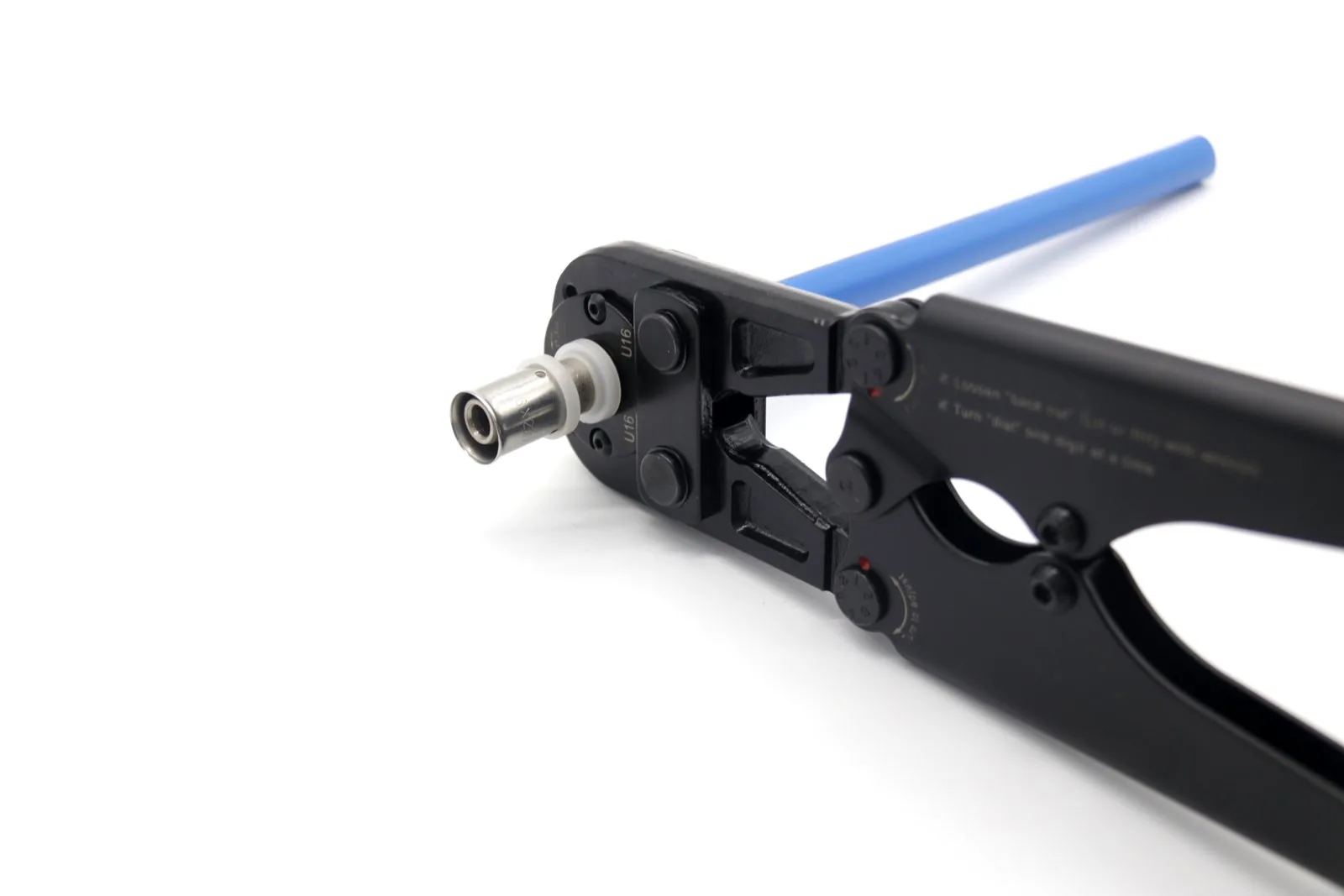 Hitze press fitting on blue multilayer pipe showing the brass body, stainless sleeve and plastic ring dimensioned to one pipe program
