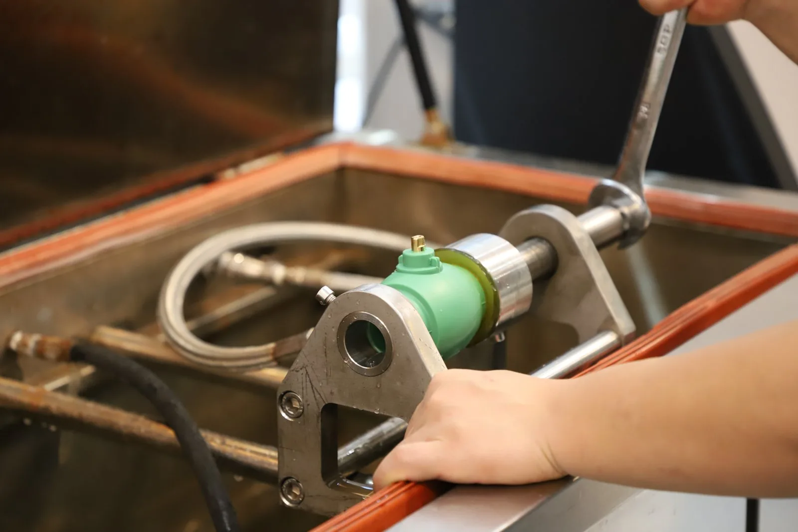 Hydrostatic pressure-test bench used to evaluate plastic piping performance