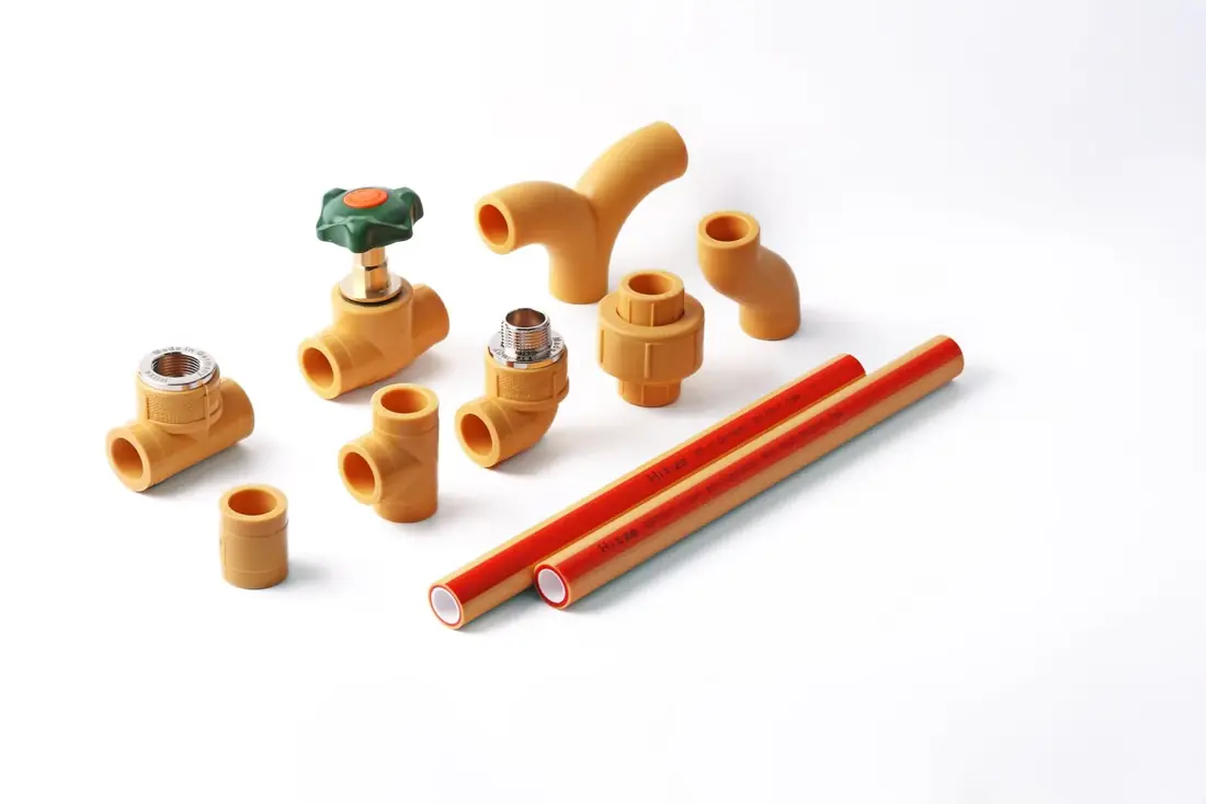 Hitze PP-R heat-fusion system — tees, elbows, unions, valve and green PP-R pipe with red stripe
