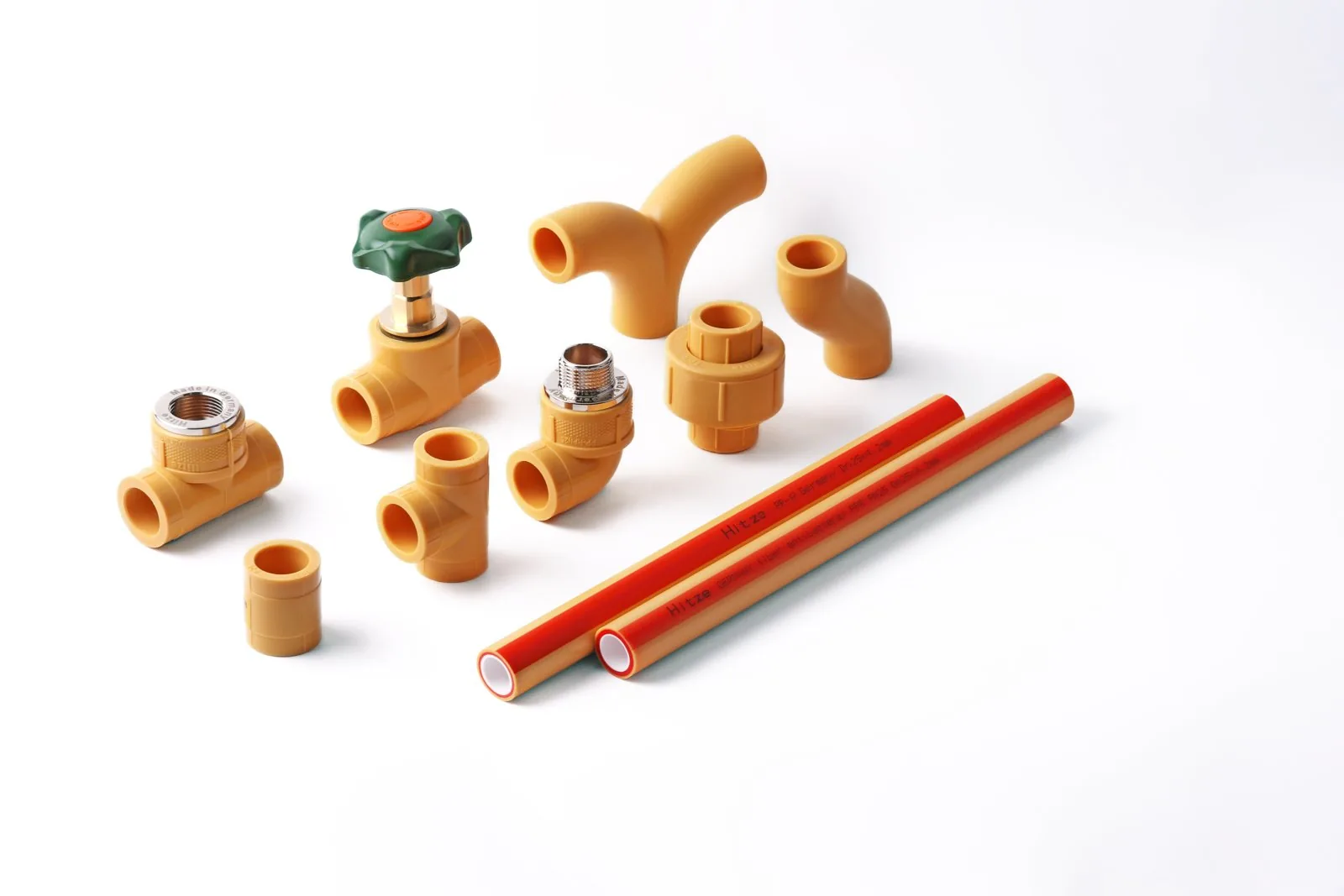Hitze PP-R heat-fusion system laid out — tees, elbows, unions, a valve and green PP-R pipe with red stripe