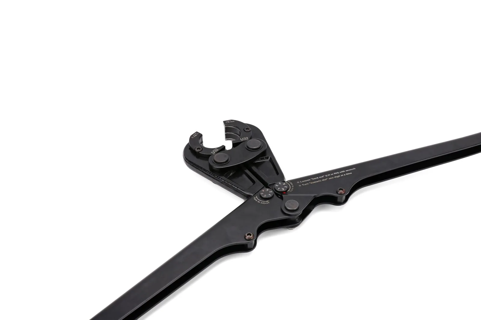 Manual press tool fitted with a U-profile jaw sized for a 32 mm press fitting, showing how the contour geometry closes around the sleeve